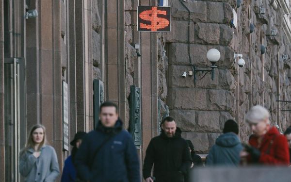 ЦБ поднял официальный курс доллара выше ₽96 впервые с 13 октября 2023 года